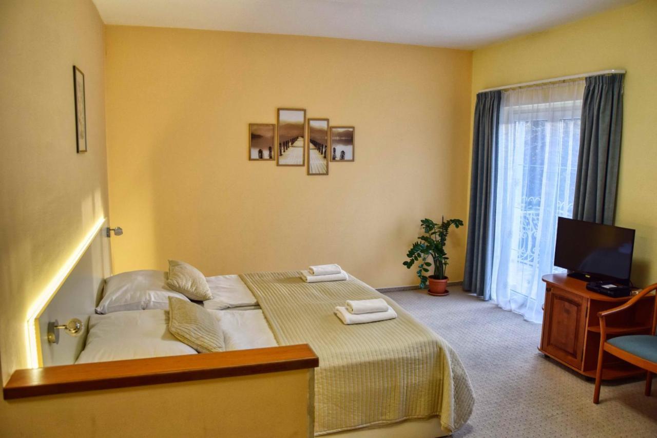 Hotel Penta Lux Tata Εξωτερικό φωτογραφία