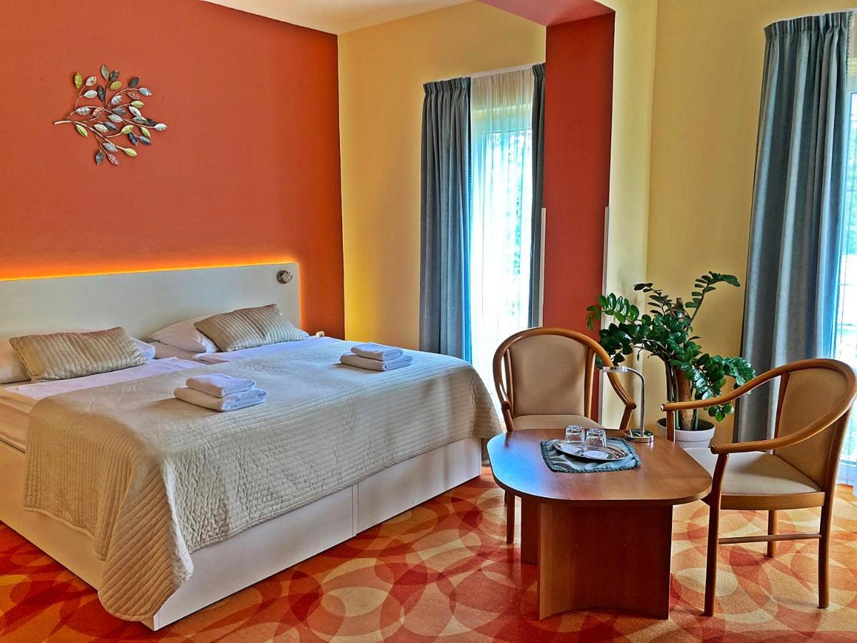 Hotel Penta Lux Tata Εξωτερικό φωτογραφία